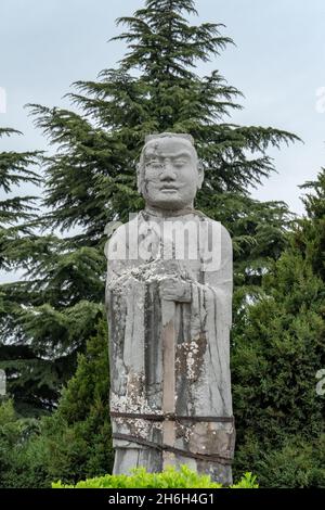 Estatua de piedra de Guardián tallada a lo largo de Spirit Way en el Mausoleo de Qianling en la provincia de Shaanxi, China Foto de stock