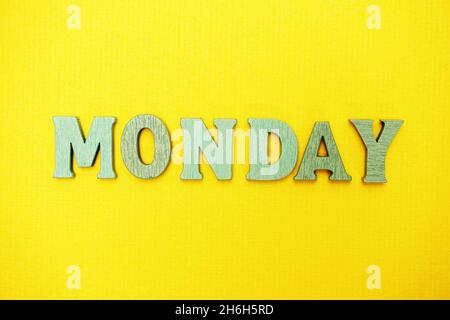 Letras del alfabeto de las palabras del lunes sobre fondo amarillo Foto de stock