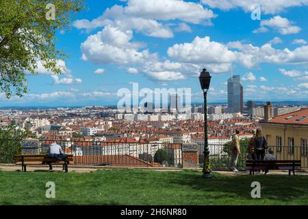 Lyon y el Ródano visto desde La Croix Rousse, Plaza Bellevue, Ródano-Alpes, Francia Foto de stock