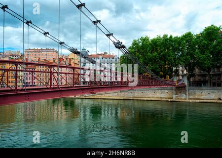 Puente peatonal de San Vicente sobre el Saone, Lyon, Ródano-Alpes, Francia Foto de stock