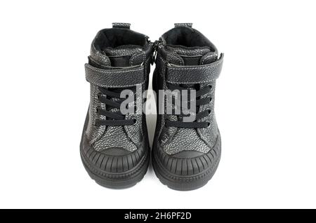 Zapatos para niños. Zapatillas negras para niños de temporada demi para un  niño Fotografía de stock - Alamy