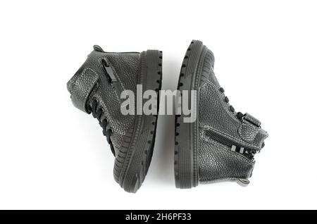 Besugo Sin Sanción Zapatos para niños. Zapatillas negras para niños de temporada demi para un  niño Fotografía de stock - Alamy