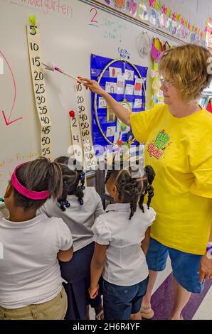 Un maestro de pre-kindergarten ayuda a los estudiantes a aprender a contar por cinco, 18 de mayo de 2012, en Columbus, Mississippi. Foto de stock