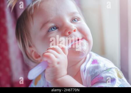 Higiene y atención sanitaria de bebés y recién nacidos primer plano de la  limpieza y el lavado de la cara del bebé con una almohadilla suave de  algodón