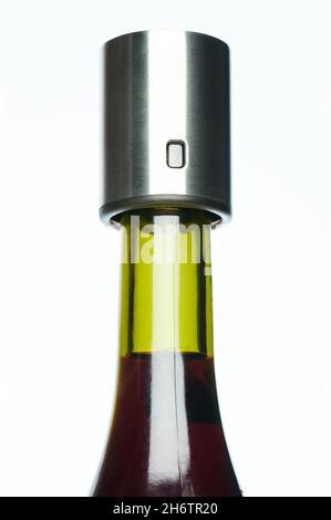 Botella de vino tinto cerrada con corcho metálico aislado sobre fondo blanco del estudio Foto de stock