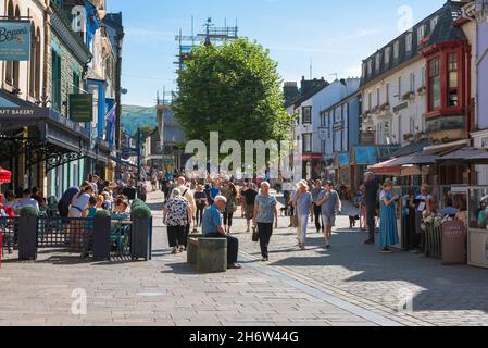 Centro de la ciudad de Keswick, vista en un día de verano de la gente de compras o relajarse en las mesas de café en la calle principal, Keswick, Cumbria, Inglaterra, Reino Unido Foto de stock