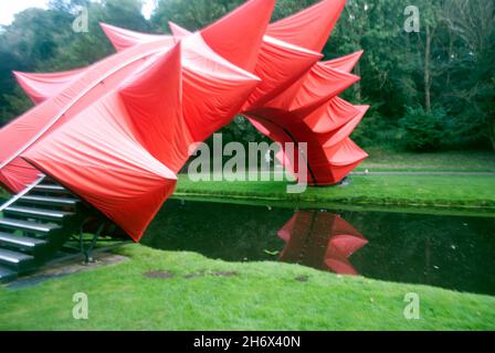 Instalación de arte 'puenteado' sobre Skell River, Studley