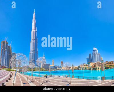 DUBAI, EAU - 3 DE MARZO de 2020: Vista panorámica de los monumentos más significativos del distrito del centro de Dubai con el edificio más alto Burj Khalifa, el pasado mes de marzo