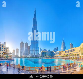 DUBAI, EAU - 3 DE MARZO de 2020: Vista panorámica en el corazón del distrito del centro de la ciudad con el lago Burj, Dubai Mall, Al Bahar Souk y el principal monumento, Burj Kha