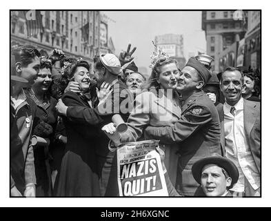 1945 VE Día, Victoria en Europa Times Square Nueva York WW2 VE Day Celebrations EE.UU. Título del periódico 'NAZIS QUIT' Segunda Guerra Mundial La victoria en Europa es el día que celebra la aceptación formal por los aliados de la Segunda Guerra Mundial de la rendición incondicional de Alemania de sus fuerzas armadas el martes, 8 de mayo de 1945, que marca el fin de la Segunda Guerra Mundial en Europa.