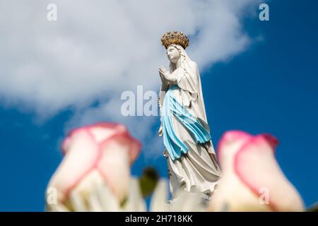 Lourdes, Francia - 28 de agosto de 2021: Una estatua de la santa Virgen María - Nuestra Señora de Lourdes