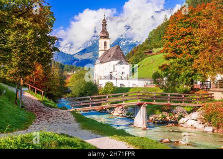Ramsau bei Berchtesgaden, Alemania. Paisaje otoñal del Parque Nacional Ramsau en Berchtesgadener Land en Baviera con increíbles vistas de temporada de la parroquia