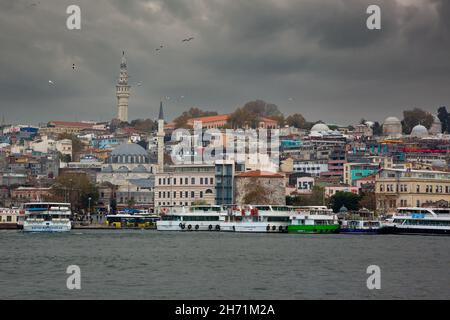 Vista del distrito Eminonu y la famosa torre Beyazit desde el Cuerno de Oro en Estambul, noviembre de 2019 Foto de stock