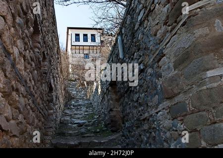 Estrechas calles empedradas con casas tradicionales en la antigua ciudad de Melnik, Bulgaria Foto de stock