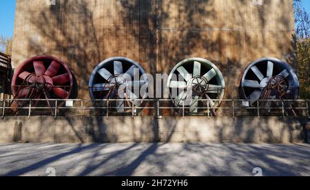 Antiguos ventiladores industriales oxidados en alemania Foto de stock