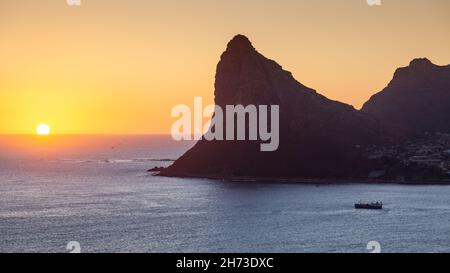 Un barco de pesca que sale de Hout Bay, cerca de Ciudad del Cabo en Sudáfrica, al atardecer. Visto desde Chapman's Peak.