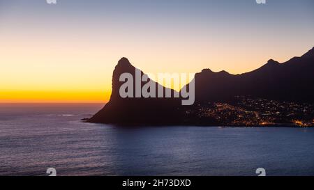 Puesta de sol en el Sentinel cerca de Ciudad del Cabo en Sudáfrica. Visto desde Chapman's Peak.