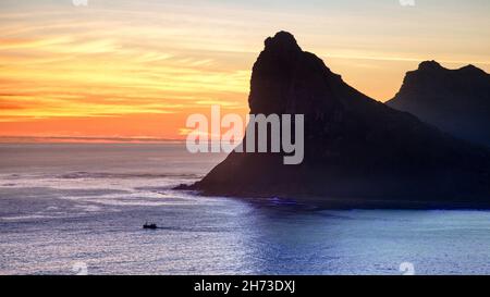 Un barco de pesca que sale de Hout Bay, cerca de Ciudad del Cabo en Sudáfrica, al atardecer. Visto desde Chapman's Peak.