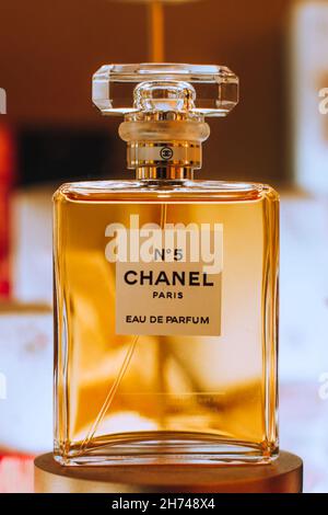 Muestra de perfume Chanel N º 5 de botella de oro de la marca francesa de  lujo Chanel. Fragancia famosa Fotografía de stock - Alamy
