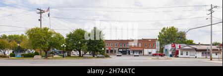 Jonesboro, Illinois, EE.UU. - 1 de octubre de 2021: El antiguo distrito de negocios en la plaza pública Foto de stock