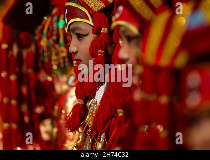 Katmandú, Nepal. 20th Nov, 2021. Las niñas vestidas como diosa viva Kumari participan en un ritual Katmandú, Nepal. 20th Nov, 2021. Las niñas vestidas como diosa viva Kumari participan en un ritual