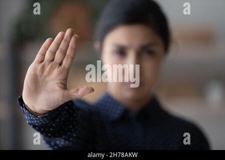 Una mujer india joven seria que muestra un gesto de parar a la cámara. Foto de stock