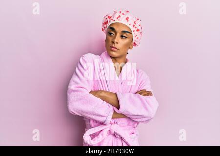 Hombre hispano con gorro de ducha y albornoz que invita a entrar sonriente  y natural con la mano abierta Fotografía de stock - Alamy