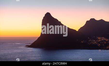 Puesta de sol en el Sentinel en la Península del Cabo en Sudáfrica. Visto desde Chapman's Peak.