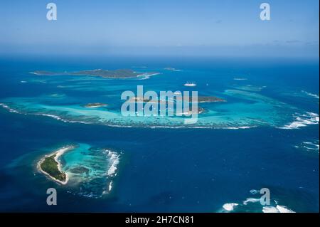 Vista de Tobago Cays y la isla Mayreau desde el avión, San Vicente y las Granadinas, Kingstown