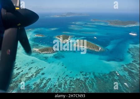 Vista de Tobago Cays y la isla Mayreau desde el avión, San Vicente y las Granadinas, Kingstown