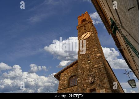 Montalcino, Toscana, Italia. Agosto de 2020. Vistas impresionantes de la torre del reloj. Hermoso día de verano, nubes blancas. Foto de stock