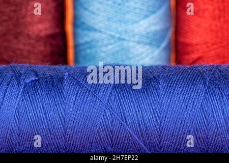 Bobinas de múltiples colores de hilados de lana para tejer a mano y a  máquina Fotografía de stock - Alamy