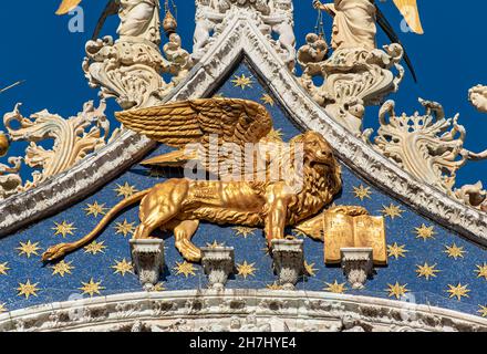León alado de San Marcos, Basílica de San Marcos, Piazza San Marco, Venecia, Italia Foto de stock