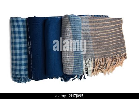 Rollo de mantones tejidos a mano, algodón tailandés indio teñido aislado sobre fondo blanco Foto de stock