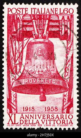 ITALIA - ALREDEDOR de 1958: Un sello impreso en Italia muestra War Memorial Bell of Rovereto, 40th Aniversario de la Victoria de Italia en la Primera Guerra Mundial, alrededor de 1958 Foto de stock