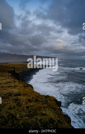 Dyrhólaey, anteriormente conocido por marineros como Cabo Portland, es un pequeño promontorio situado en la costa sur de Islandia, no lejos de la aldea Vík. Foto de stock
