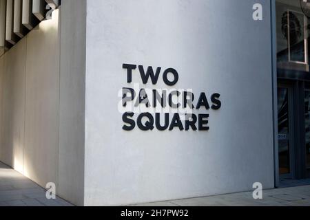 Dos señales de la plaza Pancras en un moderno edificio de arquitectura en el área de desarrollo de Kings Cross de Londres NW1 Inglaterra Reino Unido KATHY DEWITT Foto de stock