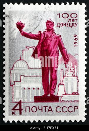 RUSIA - ALREDEDOR de 1969: Un sello impreso en la Rusia muestra Monumento a los Mineros, Centenario de la Fundación de la Ciudad de Donetsk en la Cuenca del Carbón de Donets, Foto de stock