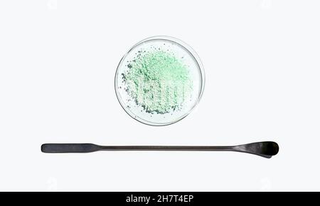 Sulfato ferroso en vidrio de reloj químico con estructura química, un  medicamento utilizado para tratar y prevenir la anemia por deficiencia de  hierro Fotografía de stock - Alamy