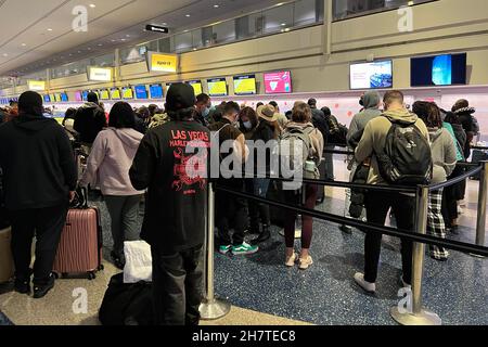 Los pasajeros se ponen en cola en el mostrador de facturación de equipaje y  billetes de Spirit Airlines en la Terminal 1 del Aeropuerto Internacional  McCarran, también conocido como Aeropuerto Internacional Harry