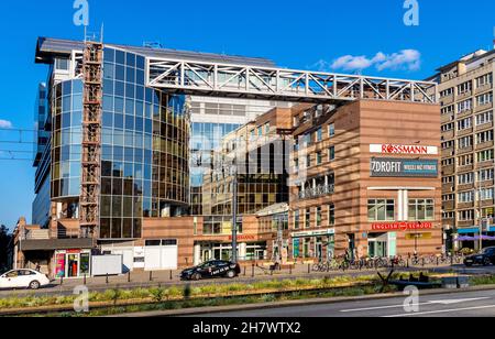 Varsovia, Polonia - 12 de agosto de 2021: Centro de oficinas Europlex en la calle Pulawska 17 en el distrito de Mokotow Foto de stock