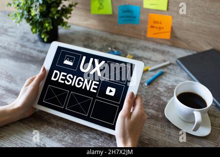 Diseño UX. Diseñador de experiencia de usuario, desarrollo web y de aplicaciones. Concepto de Internet y tecnología. Foto de stock