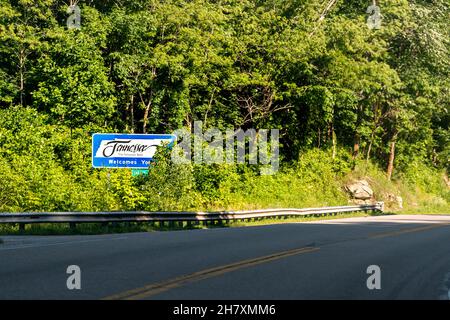Roan Mountain, Tennessee le da la bienvenida a firmar en la autopista de Carolina del Norte en la carretera US-19e 19e en verano con nadie punto de vista en coche Foto de stock