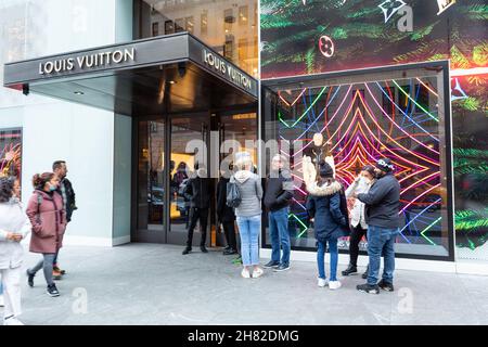 Tienda Louis Vuitton En La Quinta Avenida En Manhattan, Nueva York Foto de  archivo editorial - Imagen de famoso, avenida: 173491223