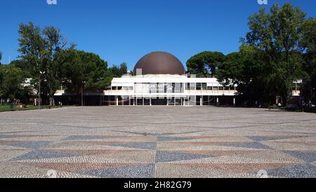 Planetario Calouste Gulbenkian, en Belem, inaugurado en 1965, Lisboa, Portugal Foto de stock