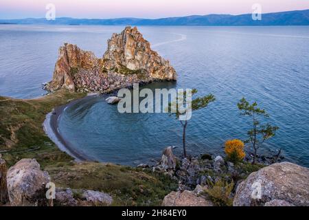 Shamanka Rock en el lago Baikal cerca de Khuzhir en la isla de Olkhon en Siberia, Rusia. Amanecer en el Lago Baikal Foto de stock
