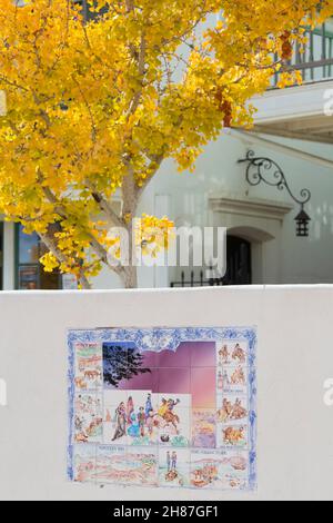 Monterey State Historic Park, Monterey, California, Estados Unidos. Coloridas obras de arte en Custom House Plaza que representan el patrimonio mexicano de Monterey, otoño.