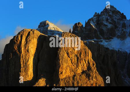 Dolomitas, schöne Wolken und Schnee an den Felsen des Sella Massiv bei Wolkenstein gegenüber Langkofel in Südtirol in den Dolomitas Italien Foto de stock
