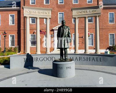 Annapolis, MD—3 de noviembre de 2021; la estatua de bronce de Thurgood Marshall está en el centro del monumento conmemorativo al primer juez africano-americano de la Corte Suprema en María Foto de stock