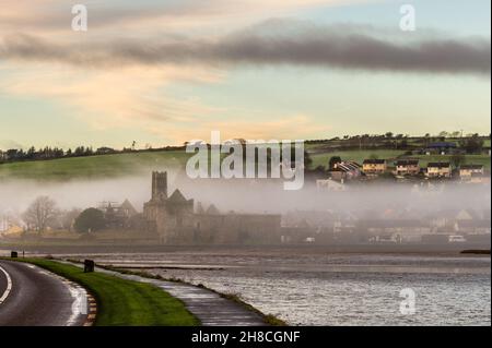 Timoleague, West Cork, Irlanda. 29th Nov, 2021. Timoleague y la Abadía de Timoleague se levantan de la niebla matutina como preludio de un día soleado y suave. La tarde será seca con rizos soleados con picos de 8 a 11C. Crédito: AG News/Alamy Live News Foto de stock